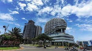 teknisi Yamas Auto Film pasang kaca film di gedung Tangerang